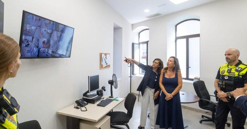 La alcaldesa Natalia Chueca inaugura el nuevo cuartel de cercanía de la Policía Local en Bruil