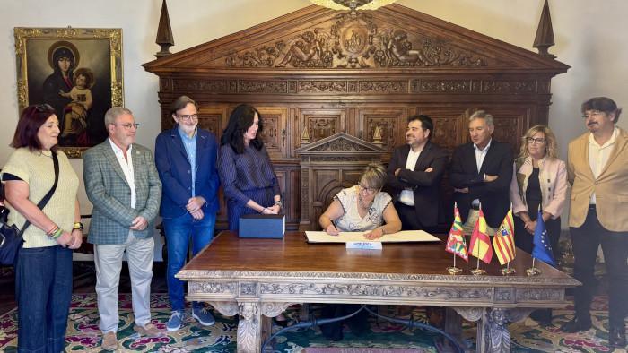 La consejera de Agricultura visita el Ayuntamiento de Huesca el 22 de septiembre de 2026: firma en el Libro de Honor y reunión con la alcaldesa y el equipo de gobierno