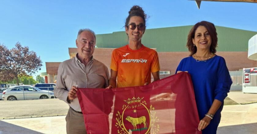 Emma Buj entrega la bandera de Teruel a Marco Álvarez en su preparación para la élite mundial de los 100 kilómetros