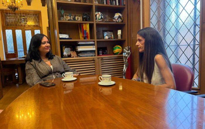 La alcaldesa recibe a Alma Lara, nueva secretaria general de la Federación Mundial de Nanbudo, y destaca el orgullo de Huesca por sus referentes internacionales, mientras se plantea la candidatura para el próximo Campeonato de Europa