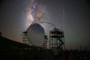 2026 septiembre 26: meteorito reflejado y Vía Láctea