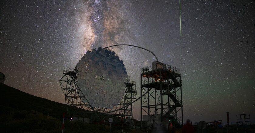 2026 septiembre 26: meteorito reflejado y Vía Láctea