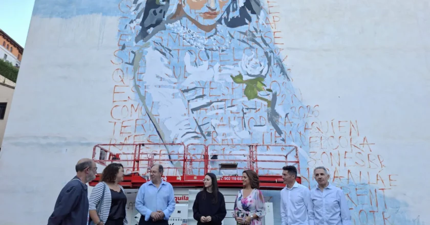 El mural de Isabel de Segura da un nuevo aire a la fachada de la calle Valparaíso