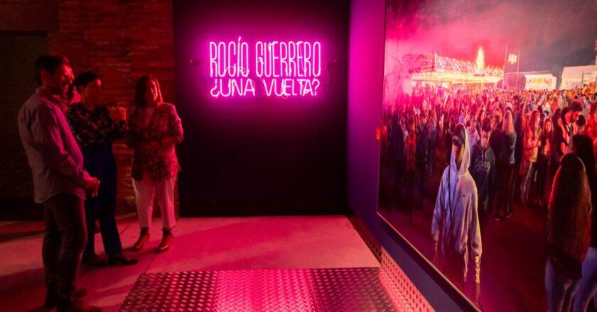 Rocío Guerrero transforma el universo de la feria popular en un paisaje de memoria, luz y humanidad en la Casa de los Morlanes