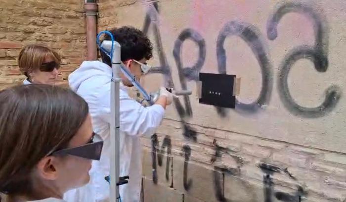 Inician los trabajos para eliminar los grafitis de la iglesia de Santo Domingo el 23 de octubre de 2026, con la autorización de la Comisión Provincial del Patrimonio Cultural de Huesca y en el marco del convenio entre el Ayuntamiento y la ESCYRA.