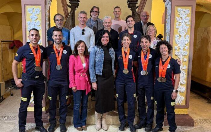 El Ayuntamiento de Huesca honra a los bomberos medallistas con 20 premios en los Juegos Europeos de Policías y Bomberos, donde obtuvieron nueve oros, cuatro platas y siete bronces en Vigo, en una emotiva recepción de la alcaldesa Lorena Orduna