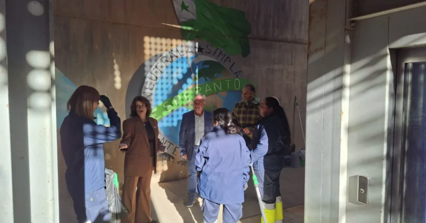 El alumnado del programa de empleo y formación “Servicios de limpieza” lleva a cabo trabajos en el ascensor de San Julián