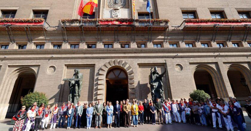 Zaragoza expresa su «rechazo absoluto» a la agresión sexual de ayer y rinde un minuto de silencio en la puerta del Ayuntamiento