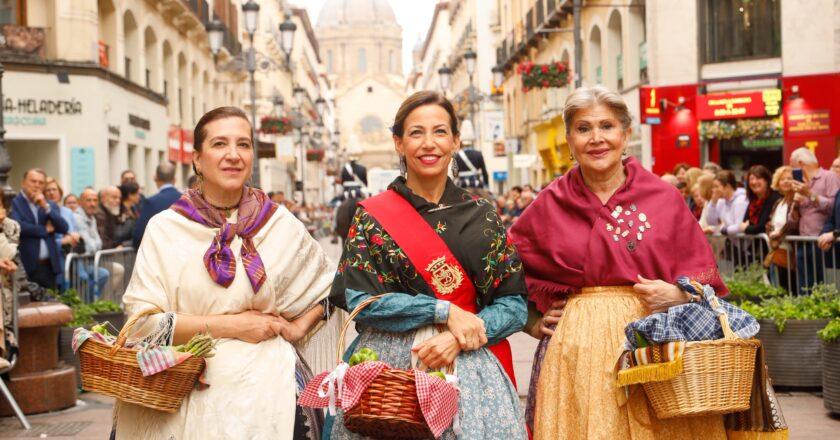La Ofrenda de Frutos más numerosa y participativa inunda de folclore y tradición el centro de Zaragoza