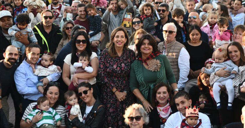 La alcaldesa se une al reparto de 2.000 cachirulos para los bebés que celebran sus primeras Fiestas del Pilar